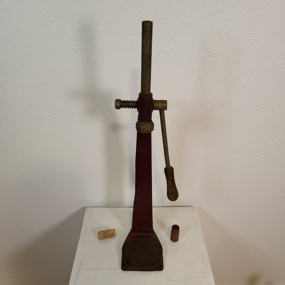 "Wesglasco" antique cast iron bottle capper in red - Picture 6 of 12